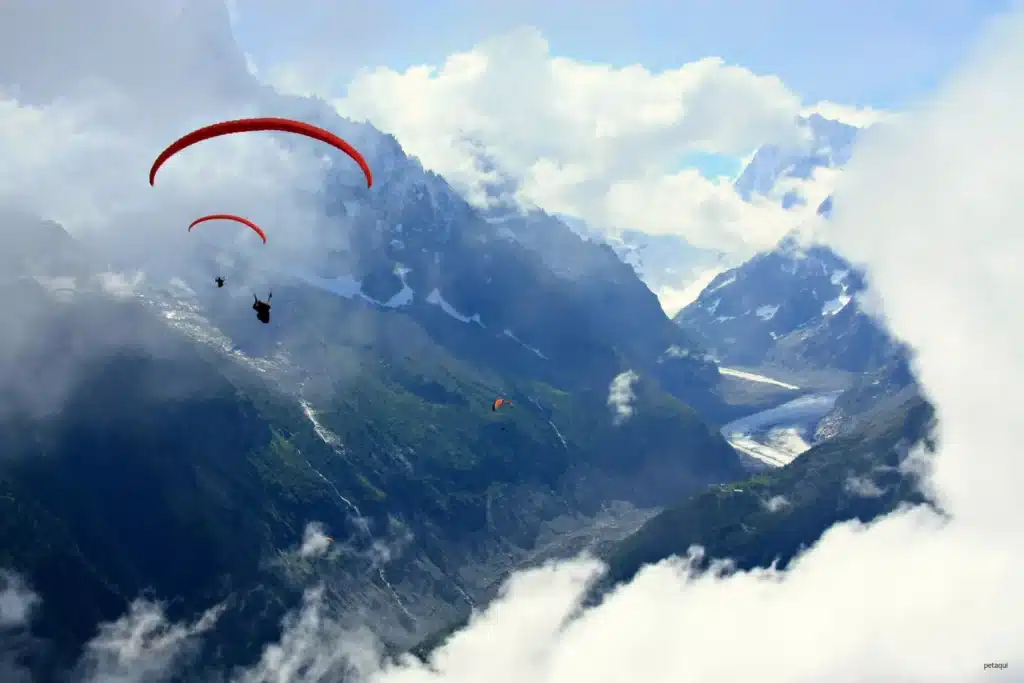 2 parapentes qui volent au-dessus de Chamonix