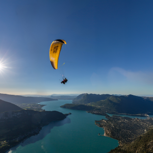 parapente au dessus du lac d'Annecy