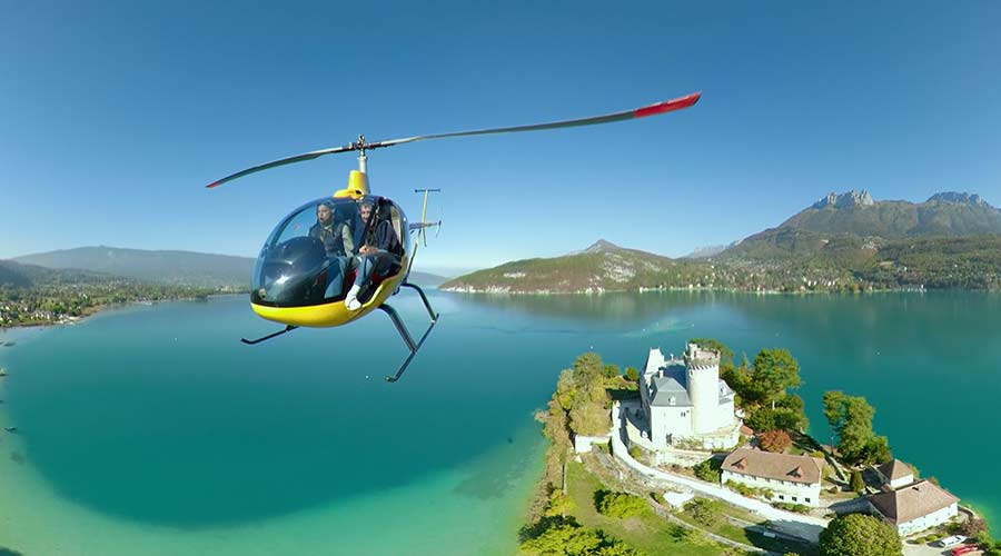 hélicoptère de Delta Evasion au dessus du lac d'Annecy