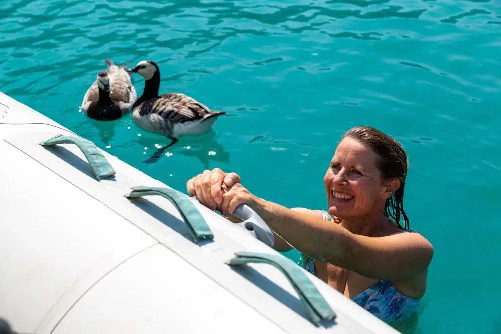 Femme qui se baigne avec les oies