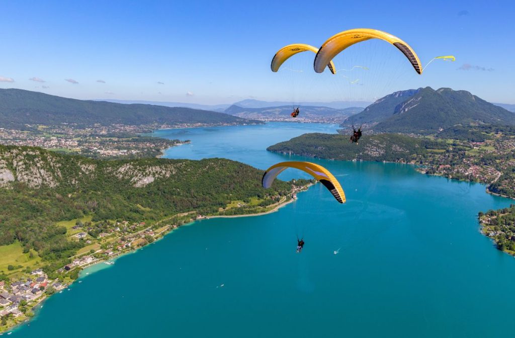 3 parapentes au dessus du lac d'Annecy