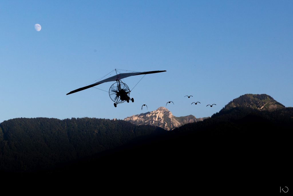 Ombre d'un ULM dans le crépuscule