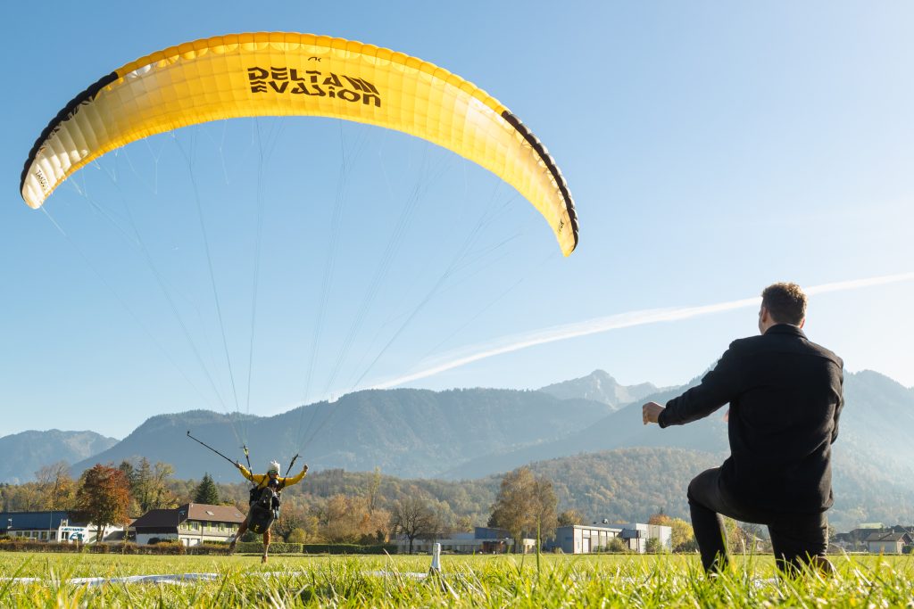 Demande en mariage à l'atterrissage de parapente