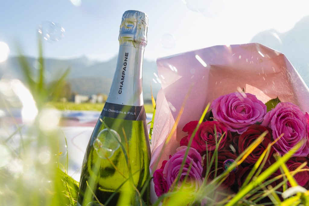 Bouteille de champagne et bouquet de roses
