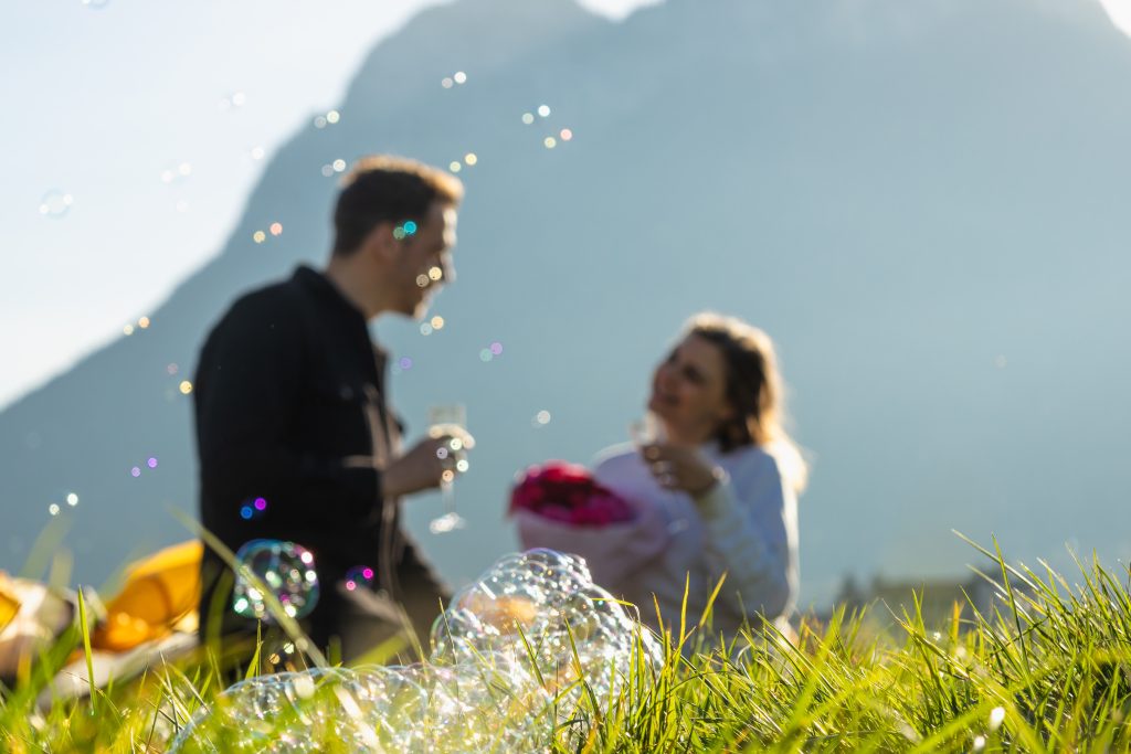 Jeunes mariés sur un atterrissage de parapente