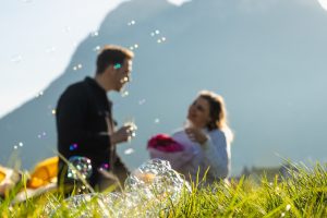 Jeunes mariés sur un atterrissage de parapente
