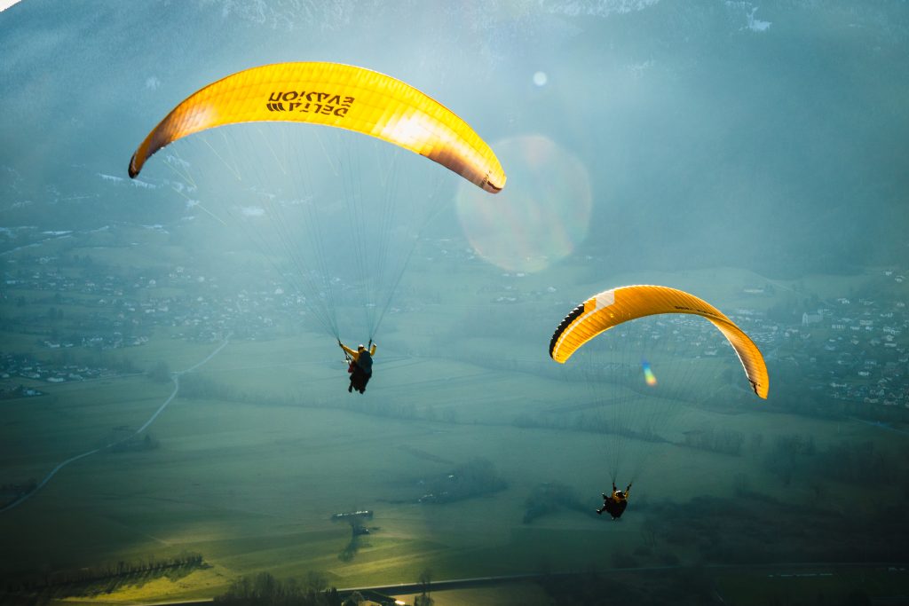 2 parapentes jaunes qui volent ensembles