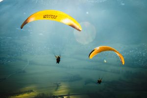 2 parapentes jaunes qui volent ensembles